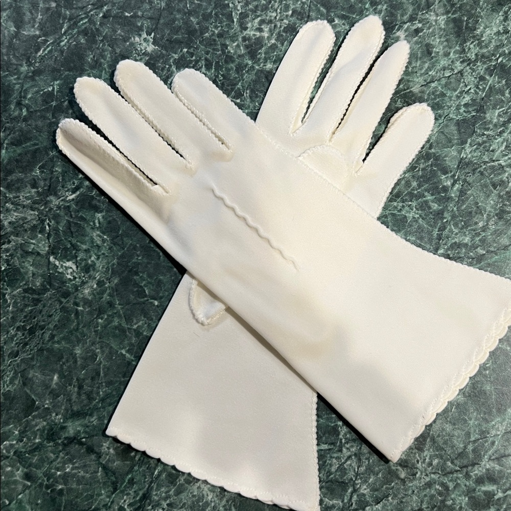 Elegant Vintage White Women's Gloves - Picture 2 of 4